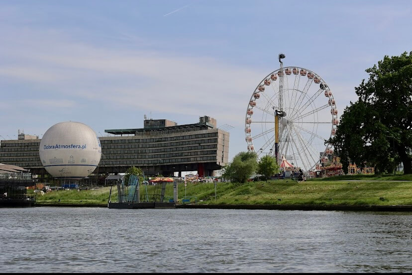 Набережная Вислы в Кракове — рестораны и бары рядом с Krakow Eye