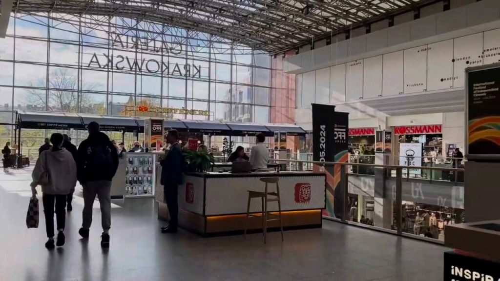 Интерьер Galeria Krakowska — три уровня торгового центра в Кракове