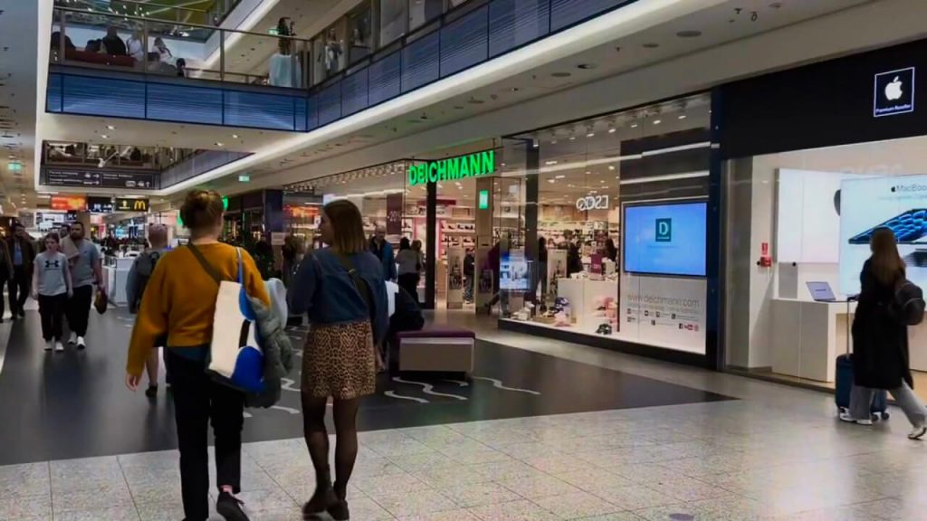 Магазины брендов одежды в Galeria Krakowska — Zara, H&M, Reserved