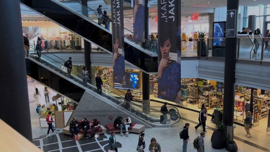 Вид на вокзал Краков Главный из торгового центра Galeria Krakowska