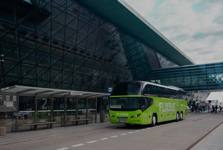 Зупинка автобусів 300 і 902 в аеропорту Кракова Балице — маршрути до центру