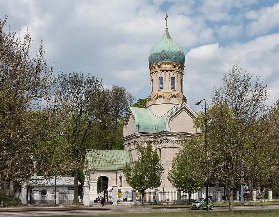 Храм Святого Іоанна Ліствичника на Волі у Варшаві. Традиційна православна архітектура із золотими хрестами серед дерев.