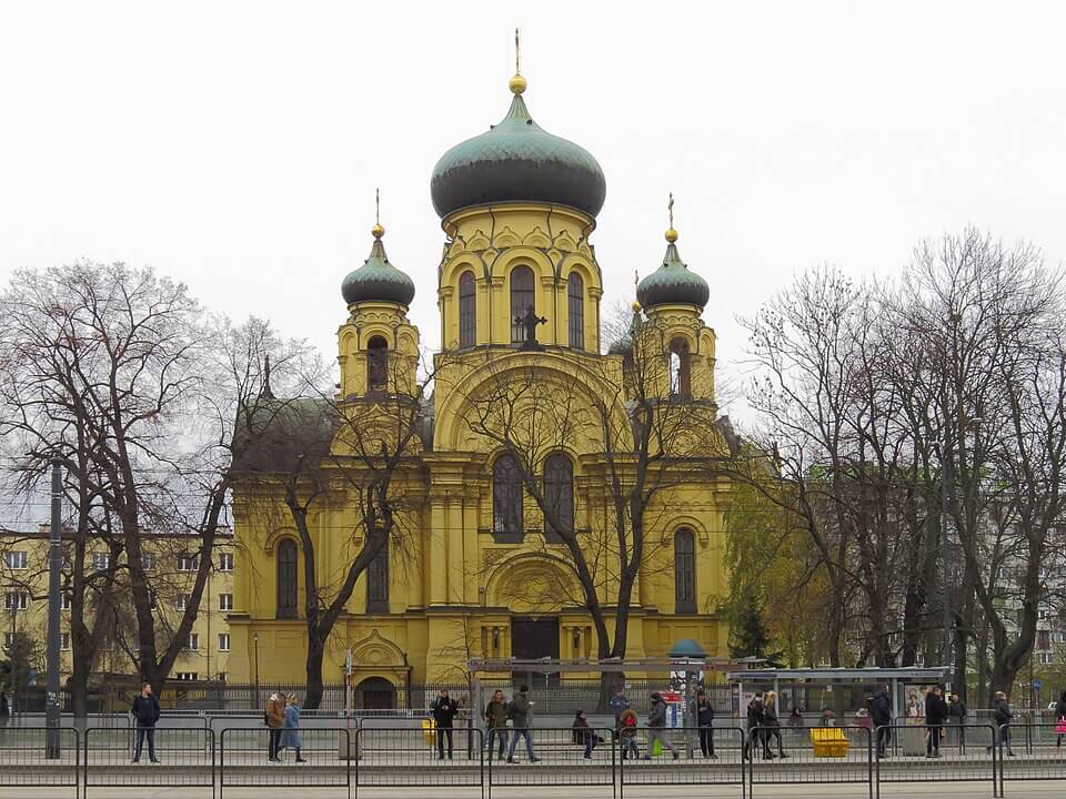 Православний Собор Святої Марії Магдалини у Варшаві, район Прага. Величний храм із золотими куполами та світлим фасадом.