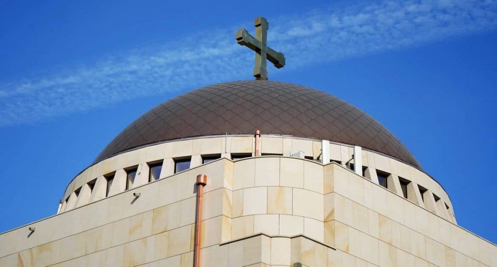 Сучасний православний Собор Святої Софії у Варшаві на вулиці Пулавська. Архітектура у візантійському стилі з великим центральним куполом.
